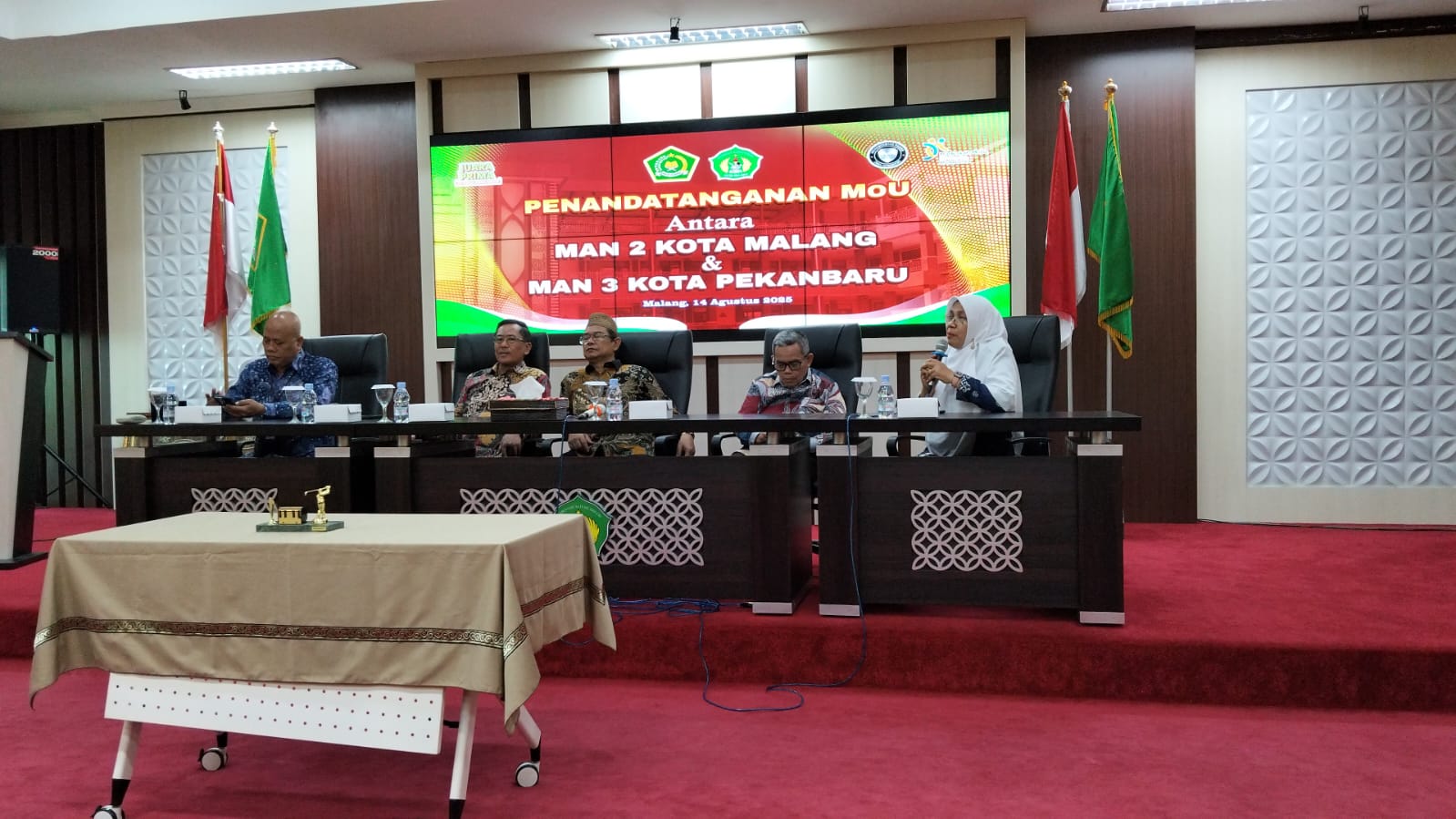 Penandatanganan MoU MAN 3 Kota Pekanbaru dan MAN 2 Kota Malang untuk Meningkatkan Mutu Pendidikan.