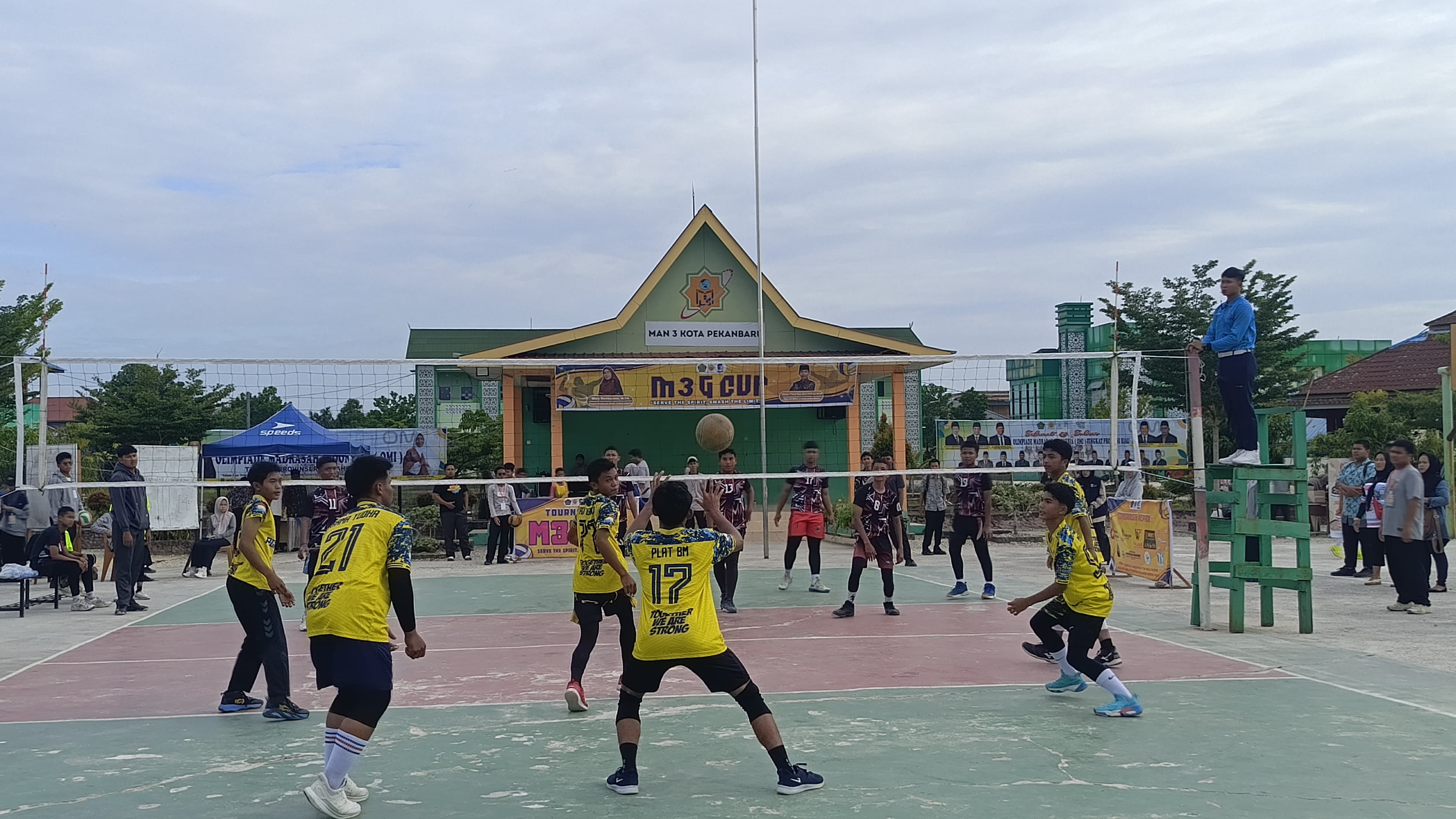 Semarak Milad MAN 3 Pekanbaru: Turnamen Voli M3G CUP Menuju Babak Semi Final