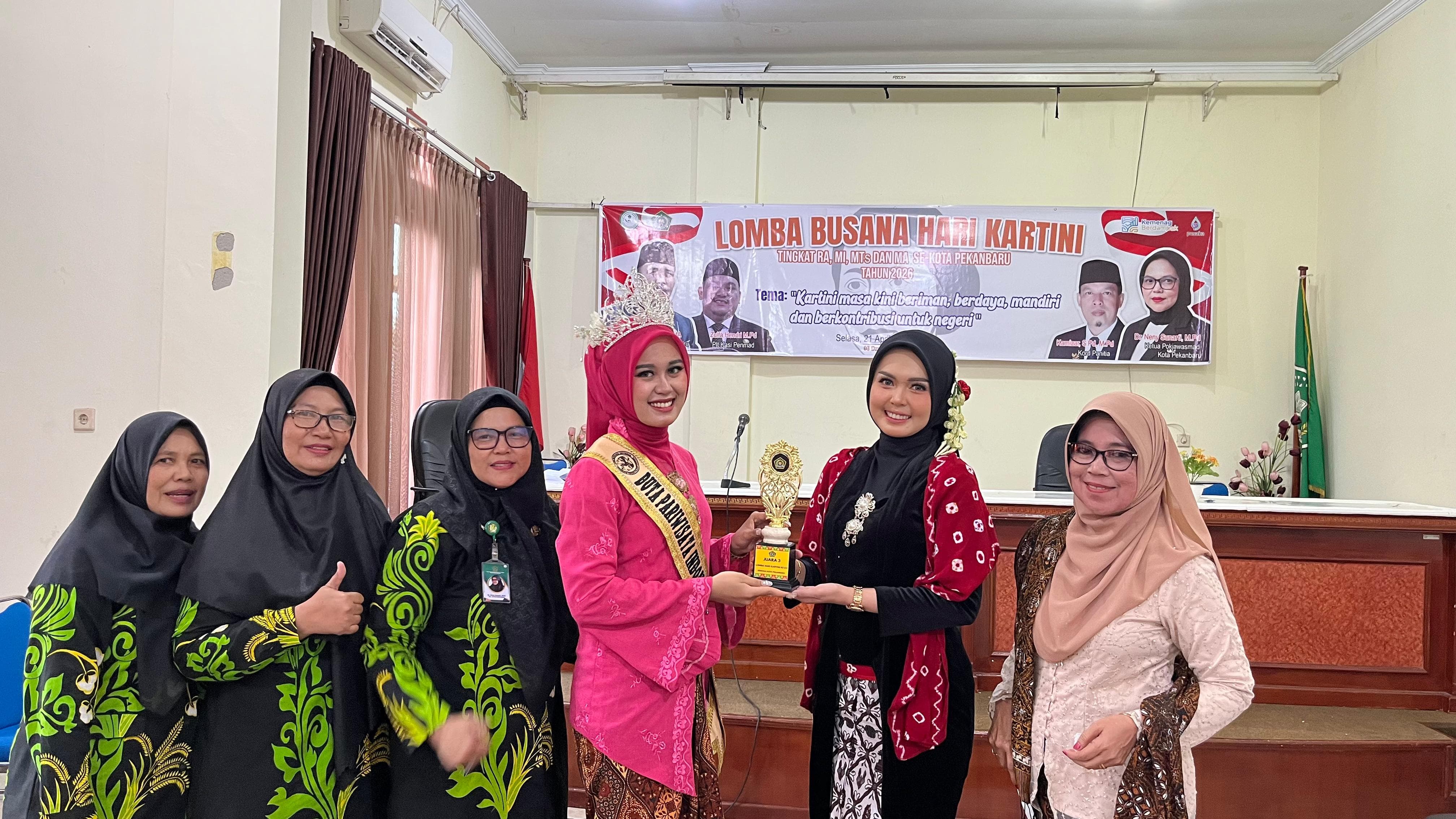 Tampil Memukau, MAN 3 Pekanbaru Juara 3 Fashion Show Kemenag Kota Pekanbaru Peringati Hari Kartini