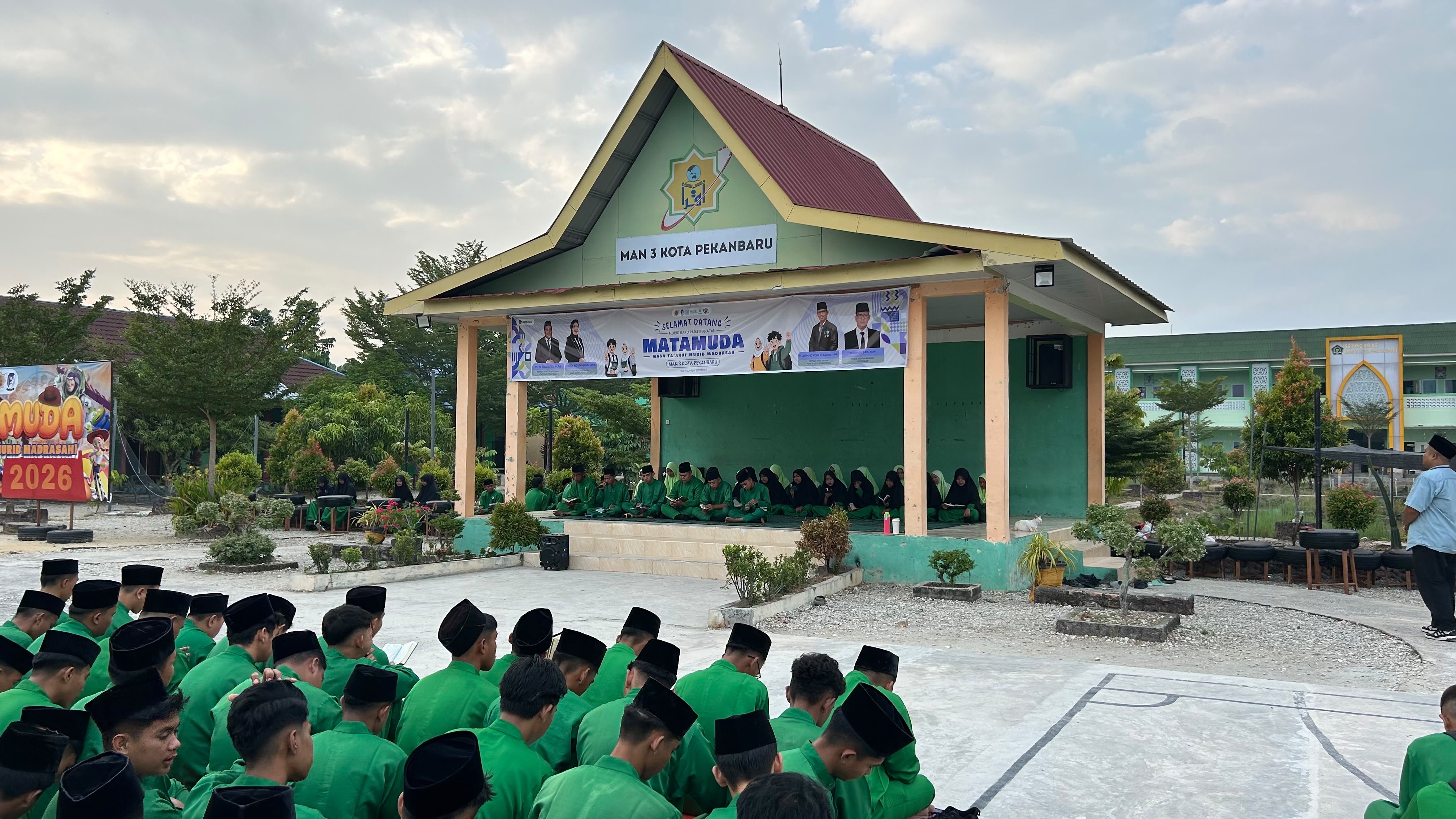 Wujudkan Solidaritas, MAN 3 Kota Pekanbaru Khusyuk Lantunkan Doa Bersama