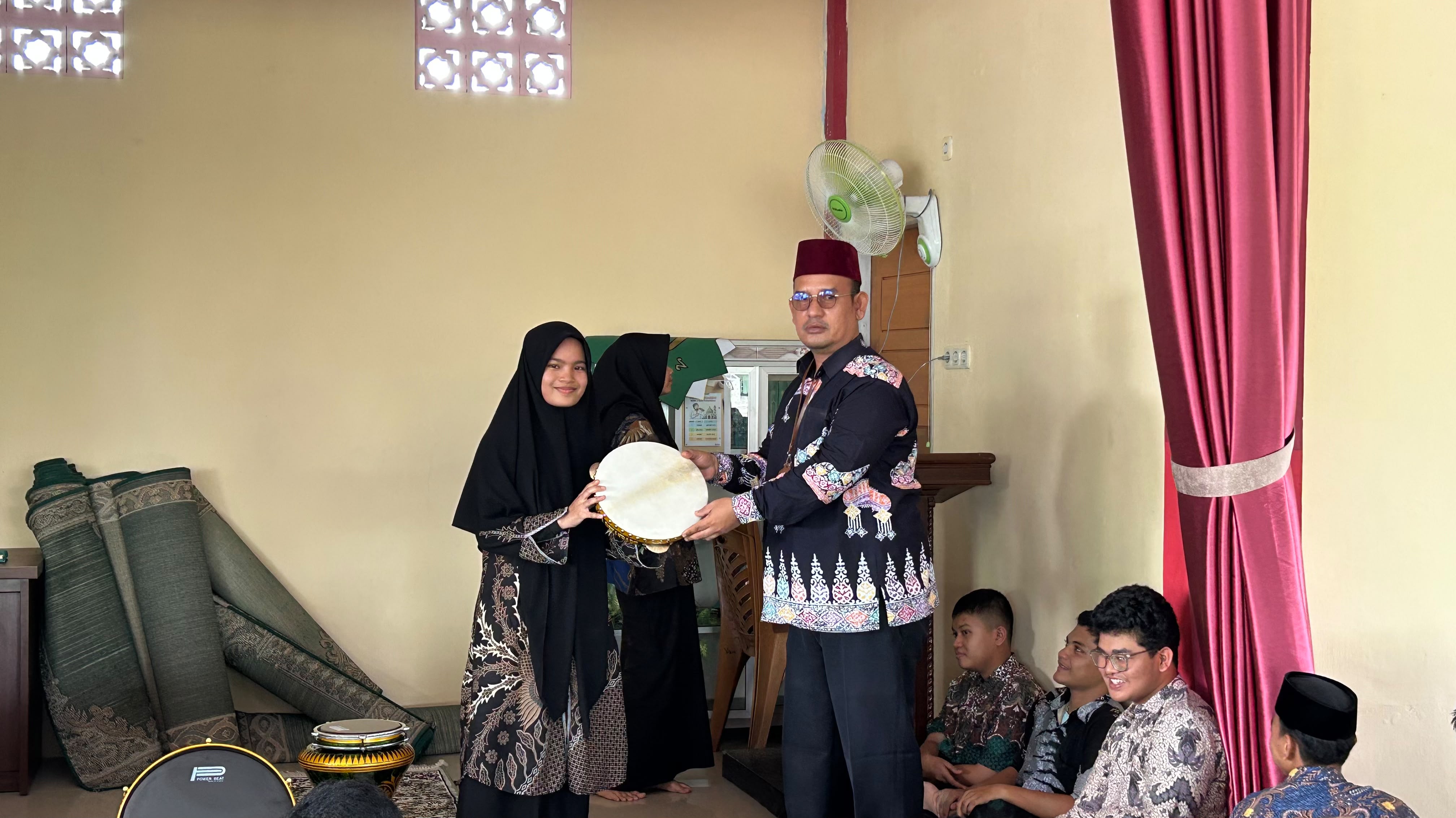Dukung Bakat Seni Islami, MAN 3 Kota Pekanbaru Serahkan Alat Hadroh